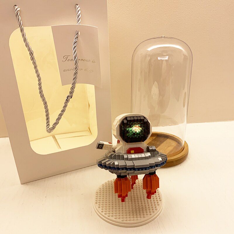 Wise Hawk 2694 Space Advanture Astronaut with UFO Fly Saucer Wise Hawk 2694 Space Advanture Astronaut with UFO Fly Saucer