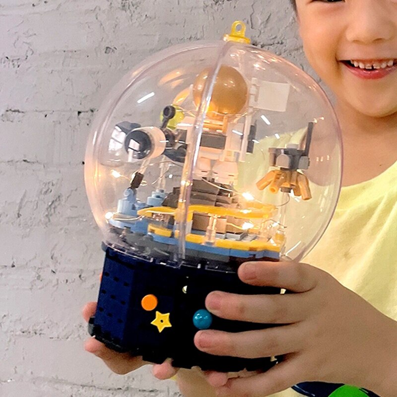 Hsanhe D001-2 Satellite Astronaut in Crystal Ball with LED Light Hsanhe D001-2 Satellite Astronaut in Crystal Ball with LED Light