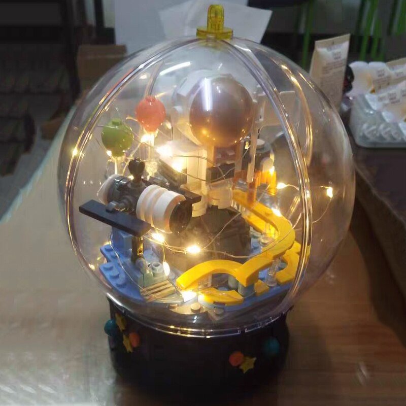 Hsanhe D001-2 Satellite Astronaut in Crystal Ball with LED Light Hsanhe D001-2 Satellite Astronaut in Crystal Ball with LED Light