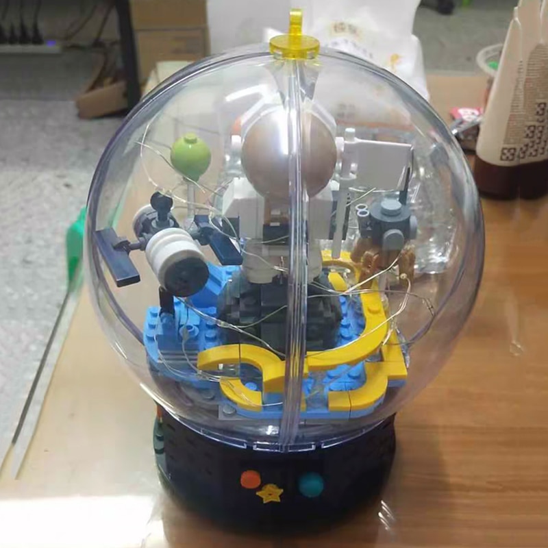 Hsanhe D001-2 Satellite Astronaut in Crystal Ball with LED Light Hsanhe D001-2 Satellite Astronaut in Crystal Ball with LED Light