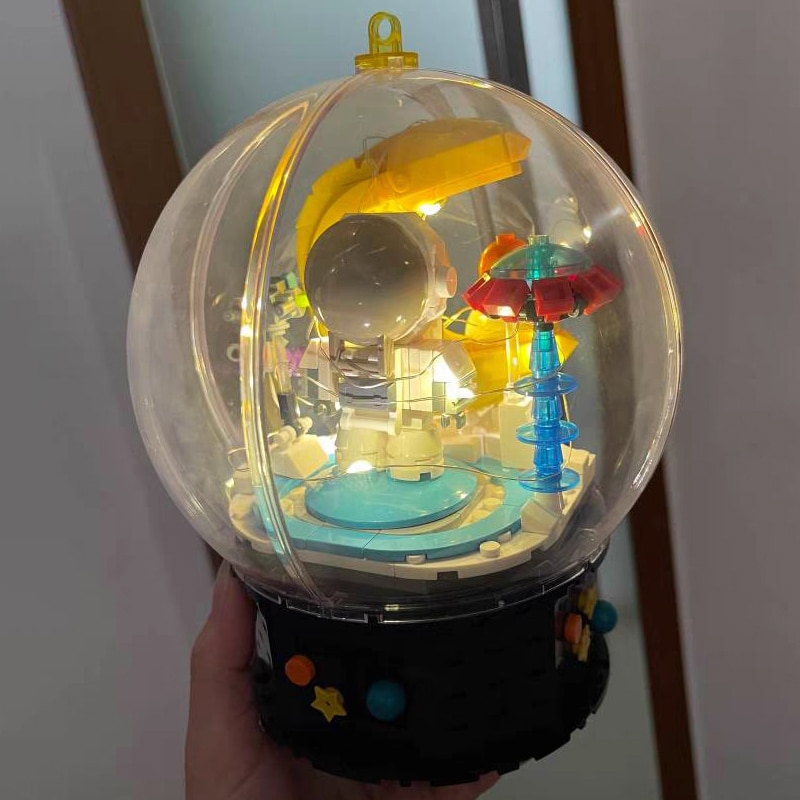 Hsanhe D001-4 Astronaut and Moon in Crystal Ball with LED Light Hsanhe D001-4 Astronaut and Moon in Crystal Ball with LED Light