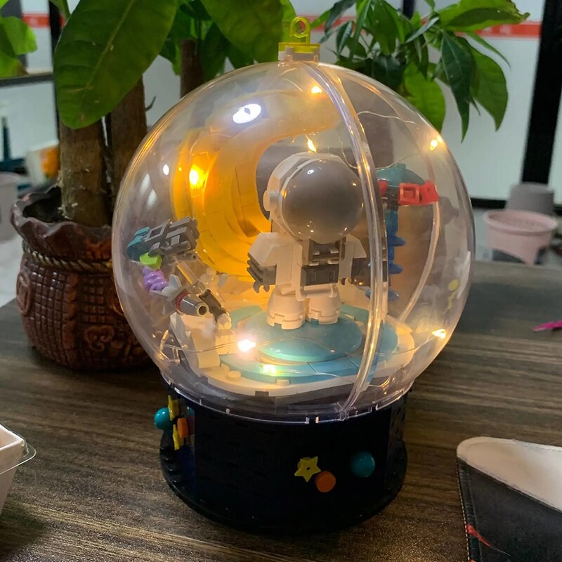 Hsanhe D001-4 Astronaut and Moon in Crystal Ball with LED Light Hsanhe D001-4 Astronaut and Moon in Crystal Ball with LED Light